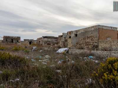 L�area che circonda gli edifici � inoltre piena di resti di elettrodomestici, materassi e rifiuti di ogni genere